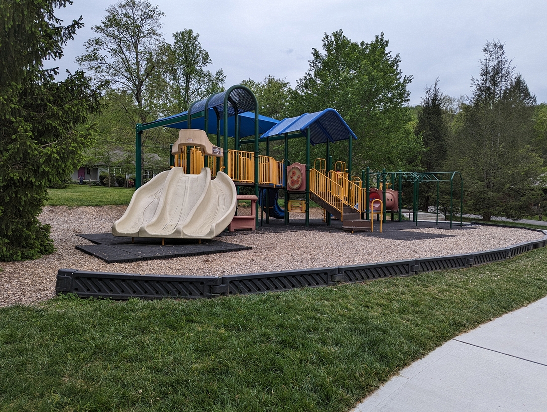 2023-04-21 06 Wildfires Memorial Park, up the hill from Sidney James, Gatlinburg TN.jpg