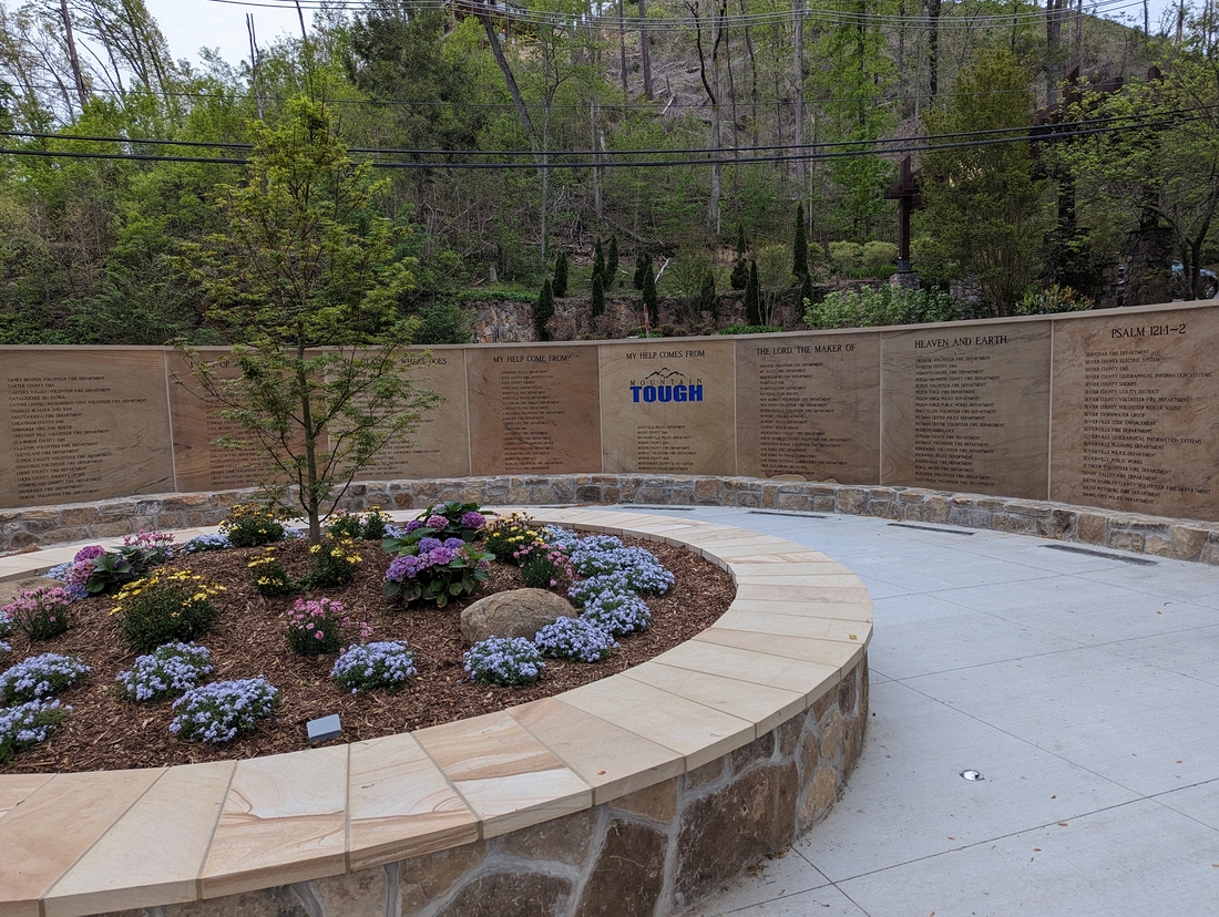 2023-04-21 10 Wildfires Memorial Park, up the hill from Sidney James, Gatlinburg TN.jpg