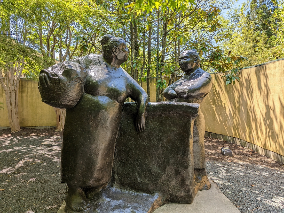 2023-05-10 183 Gossip (2002), Martha Pettigrew; Grounds for Sculpture, Hamilton NJ.jpg
